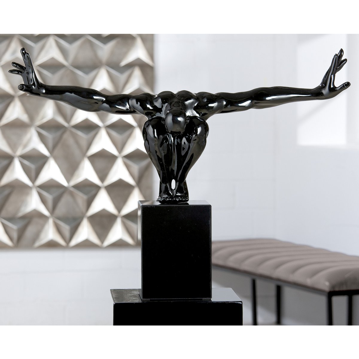 Skulptur, Figur, Poly "CLIFFHANGER" in SCHWARZ auf Marmorfuß B-75cm, H-45cm, T-21cm