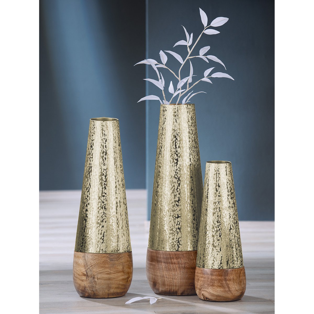 Vase, Blumenvase GALANA" aus Metall und Mango Holz, handgearbeitet
