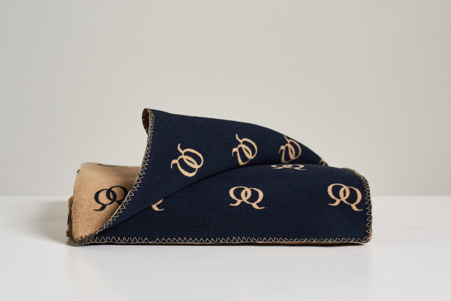 AMBIQUE Decke Milano mit QQ-Label kamel und marineblau