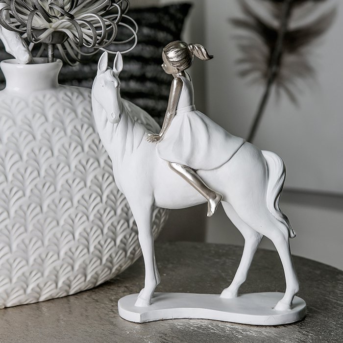 Poly Skulptur "Girl on Horse" weiss/silber