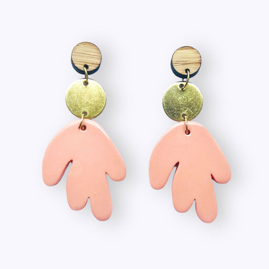 Pinkfarbene Ohrringe aus Öko-Messing mit Porzellananhänger und Eichenholzstecker
