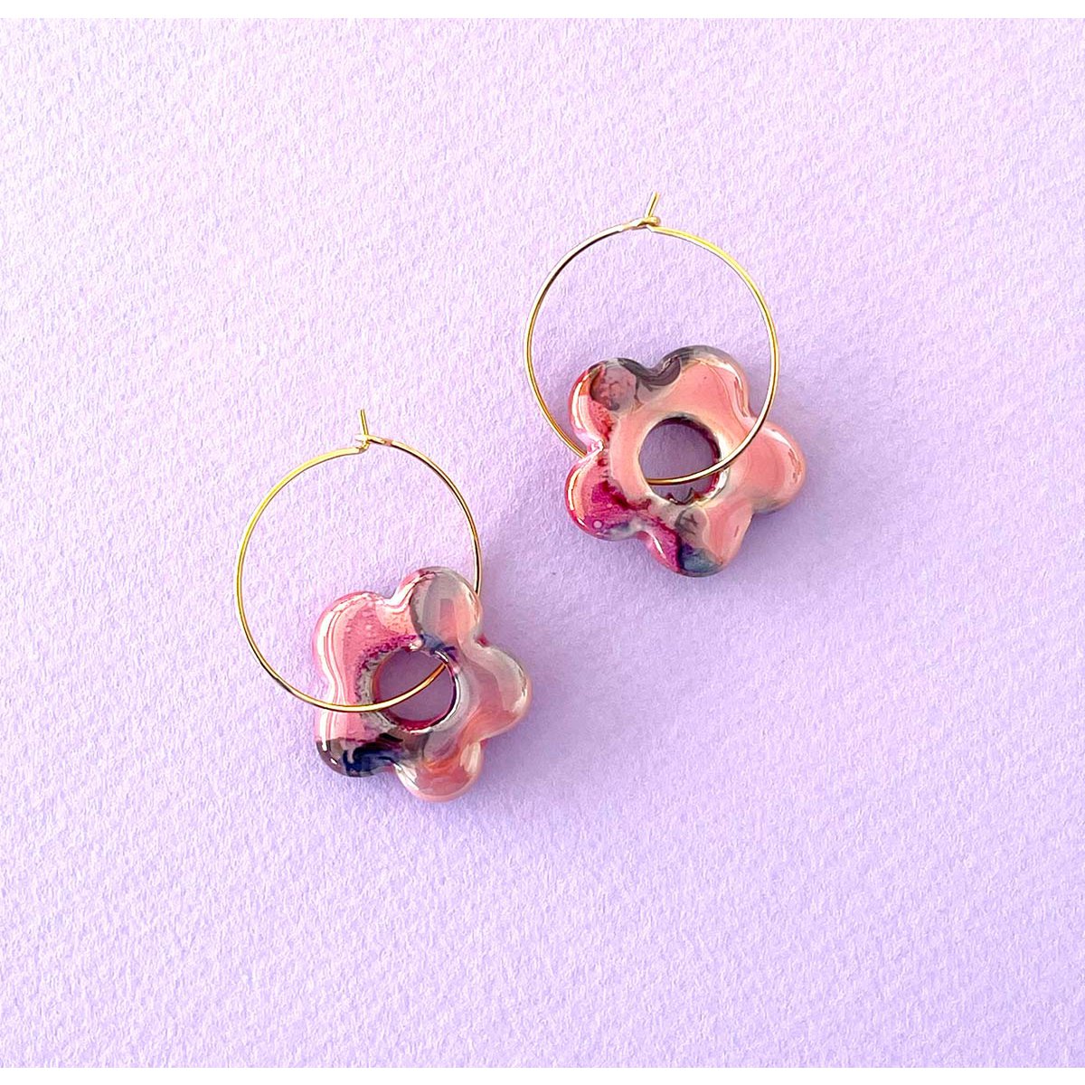 Pinke Blumen - hochwertige und nachhaltige Ohrringe aus Keramik - handgefertigt - bleibt ein Leben lang schön.