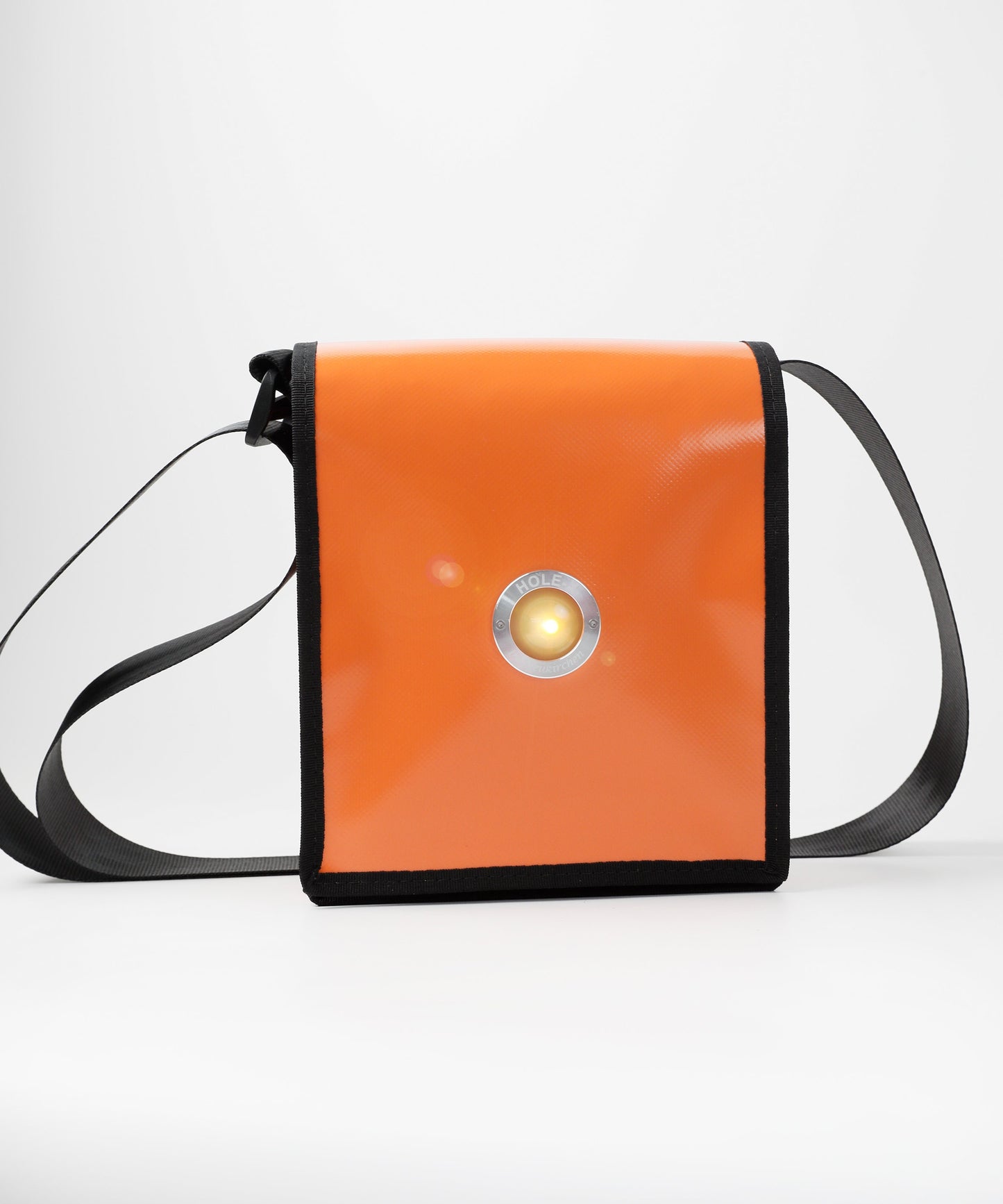 HOLE-X BRAVO Umhängetasche LKW-Plane orange Bringe Deine Tasche zum Leuchten mit Deinem Smartphone