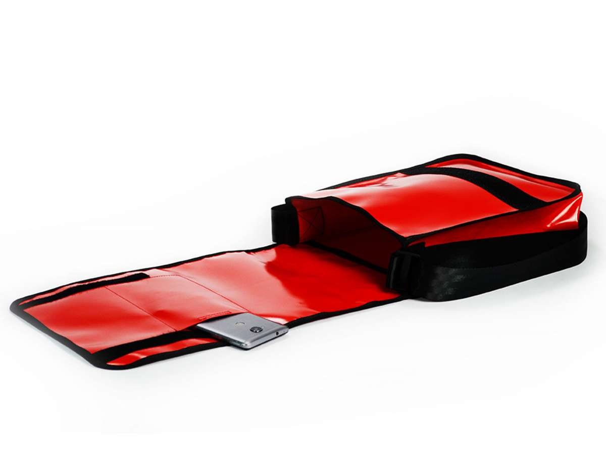 HOLE-X DELTA Umhängetasche LKW-Plane rot Bringe Deine Tasche zum Leuchten mit Deinem Smartphone