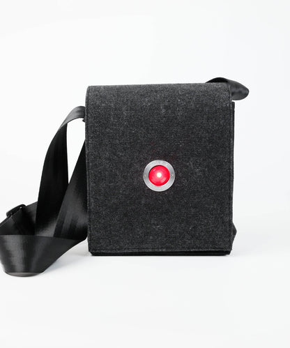 HOLE-X CHARLIE Umhängetasche Filz schwarz Bringe Deine Tasche zum Leuchten DIN A4 passt rein - HOLE-X-WORLD