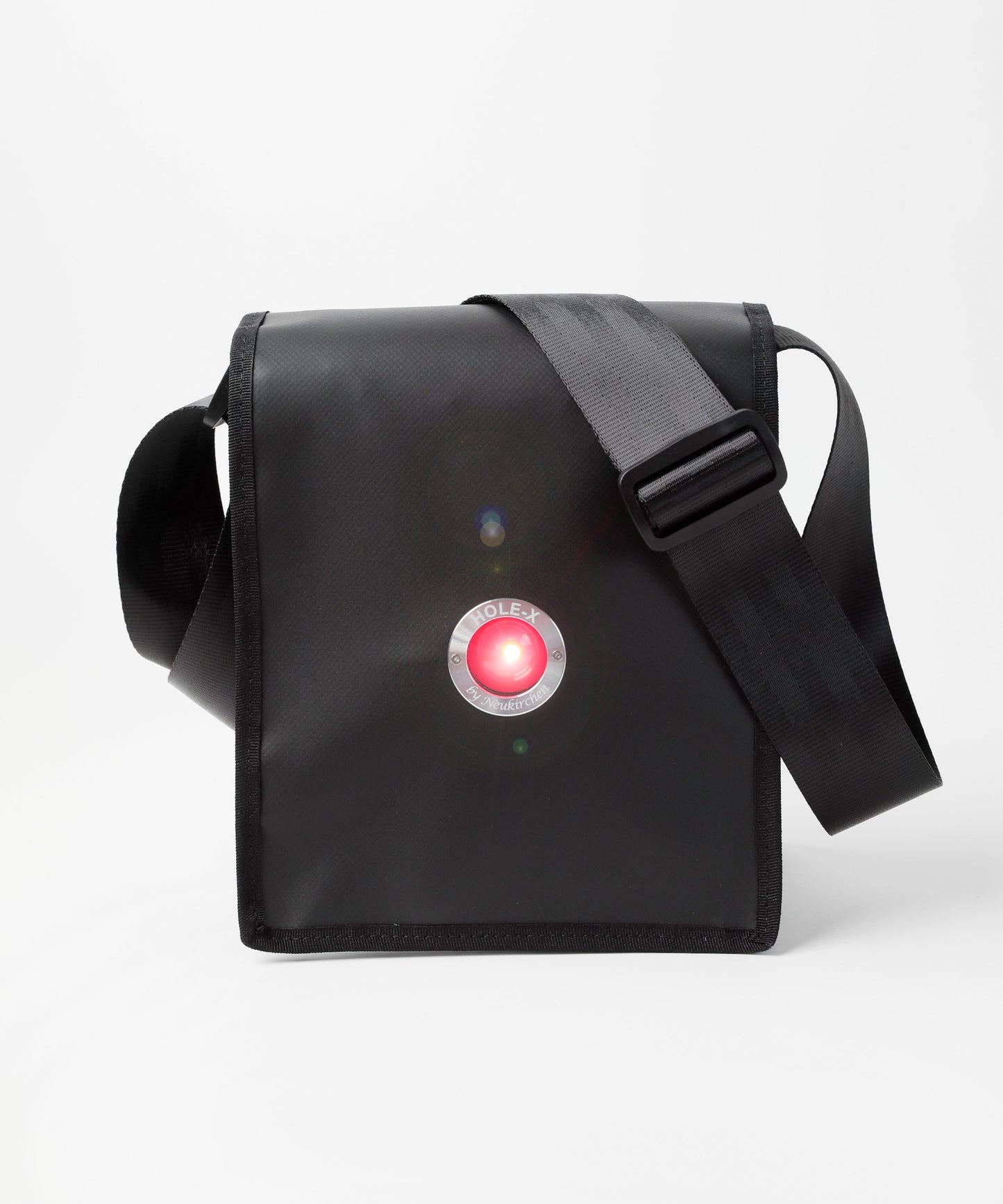 HOLE-X BRAVO Umhängetasche LKW-Plane schwarz Bringe Deine Tasche zum Leuchten Neuheit Tragetasche Bullauge Innovation 2020