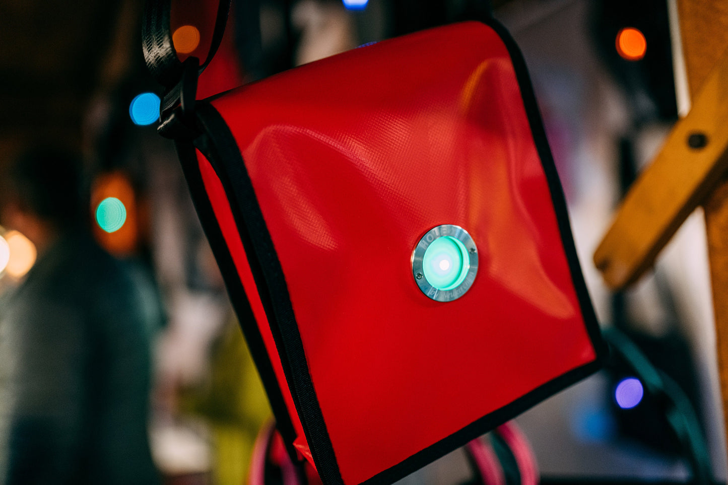 HOLE-X FOXTROTT Umhängetasche Lkw-Plane rot Bringe Deine Tasche zum Leuchten mit Deinem Smartphone