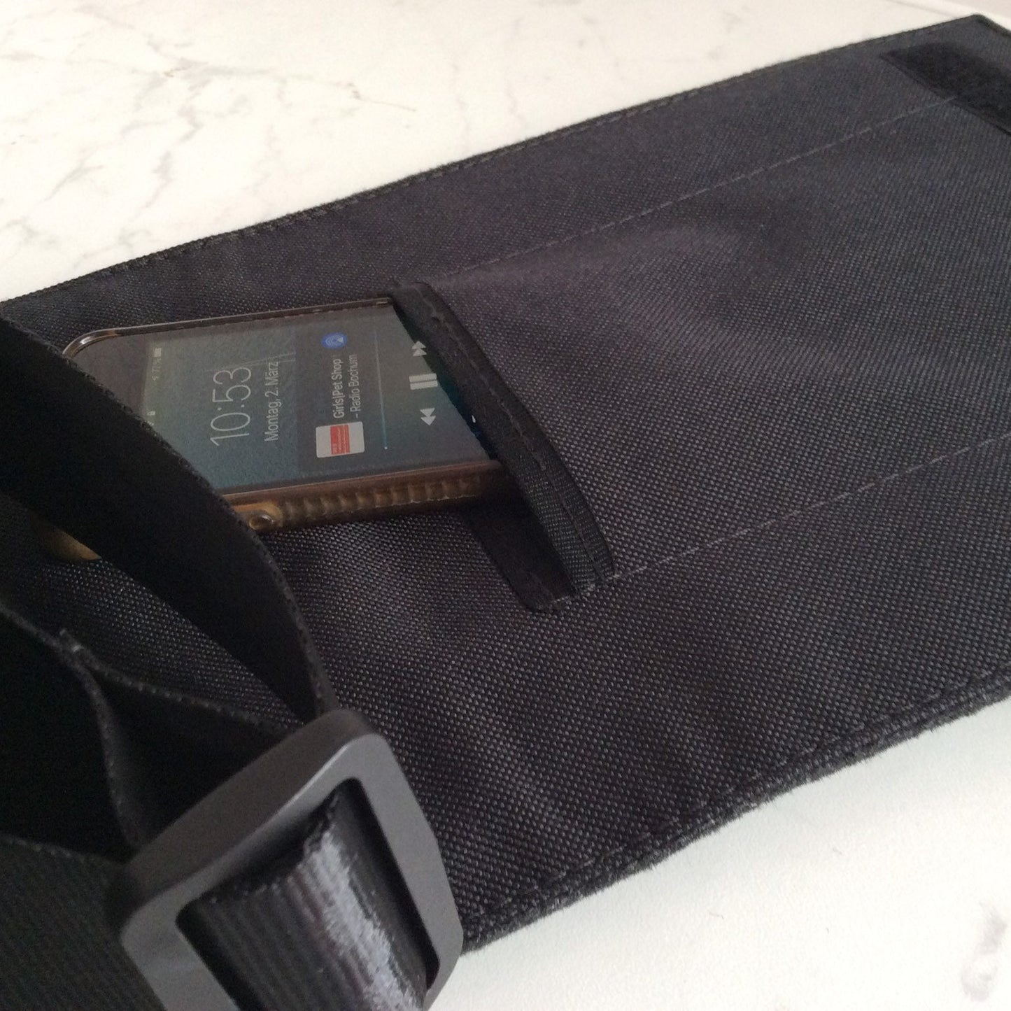HOLE-X ALFA Umhängetasche schwarz Filz Bringe Deine Tasche zum Leuchten mit Deinem Smartphone