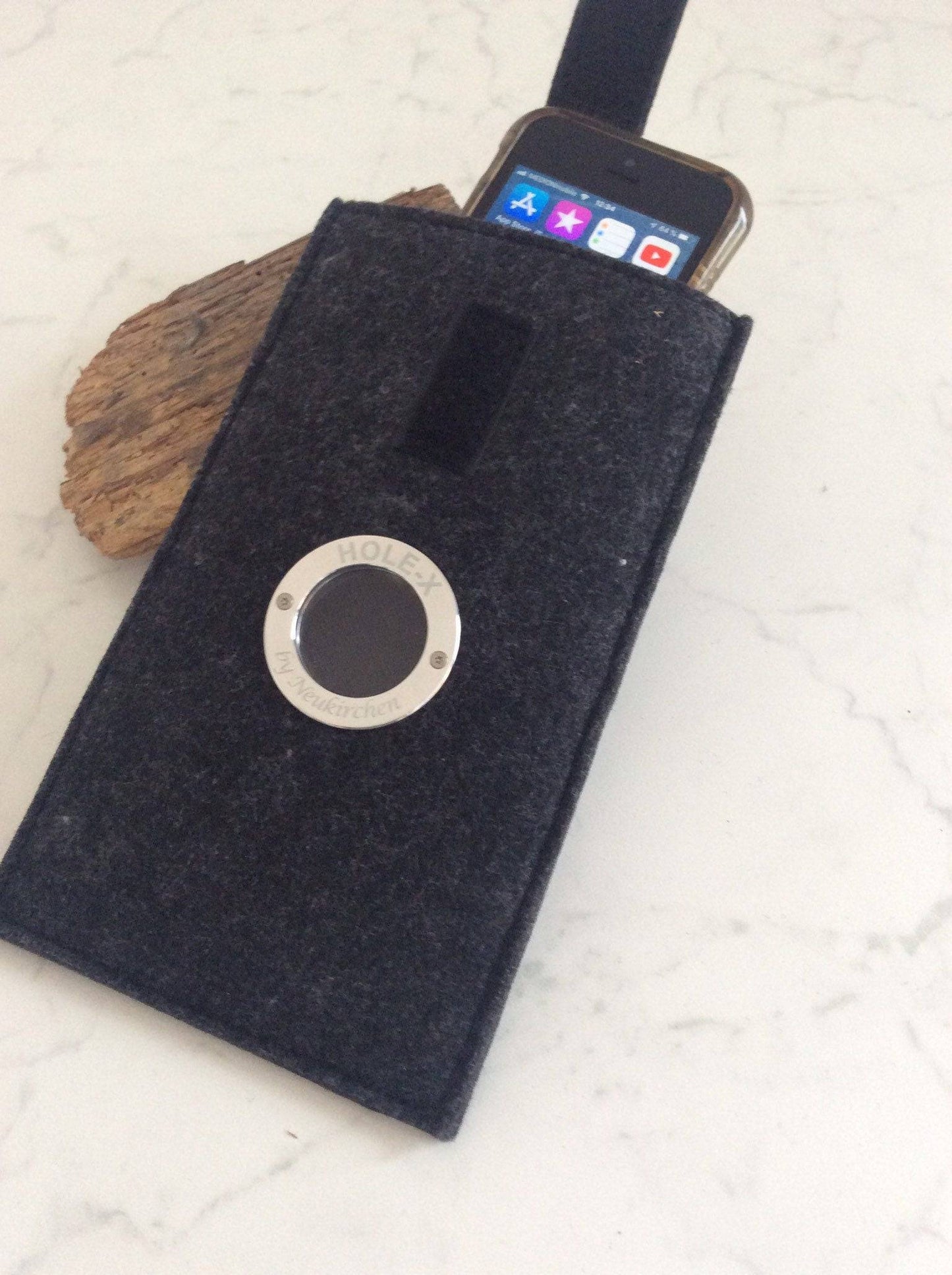 HOLE-X HOTEL Handyhülle universal Filz schwarz Bringe Deine Tasche zum Leuchten mit Deinem Smartphone Smartphonetasche Bullauge Innovation - HOLE-X-WORLD