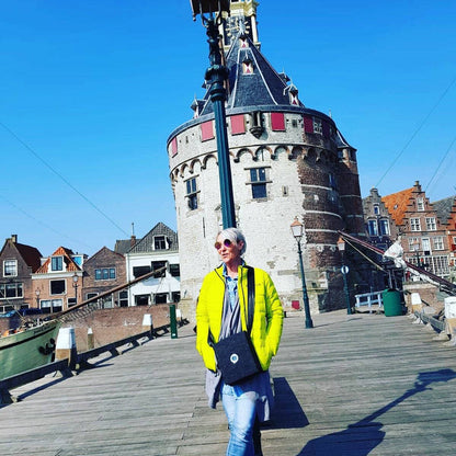 HOLE-X CHARLIE Umhängetasche Filz schwarz Bringe Deine Tasche zum Leuchten DIN A4 passt rein - HOLE-X-WORLD