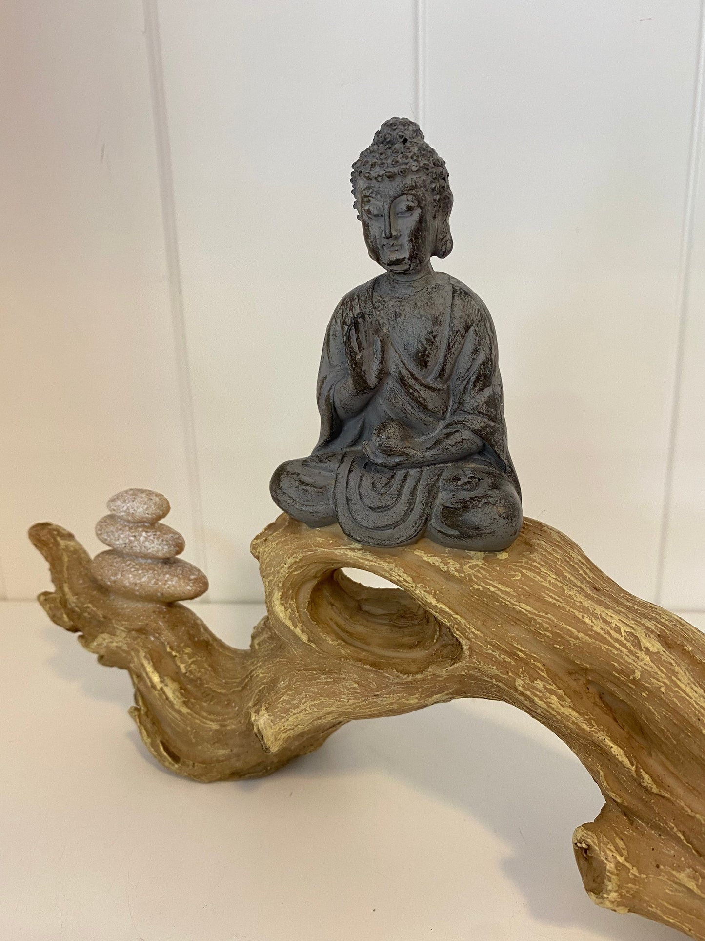 Buddha Figur betend auf Baumstamm Meditation 32 cm breit Dekofigur