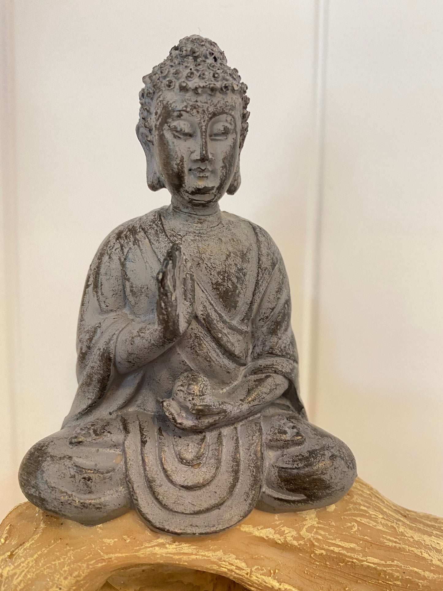 Buddha Figur betend auf Baumstamm Meditation 32 cm breit Dekofigur