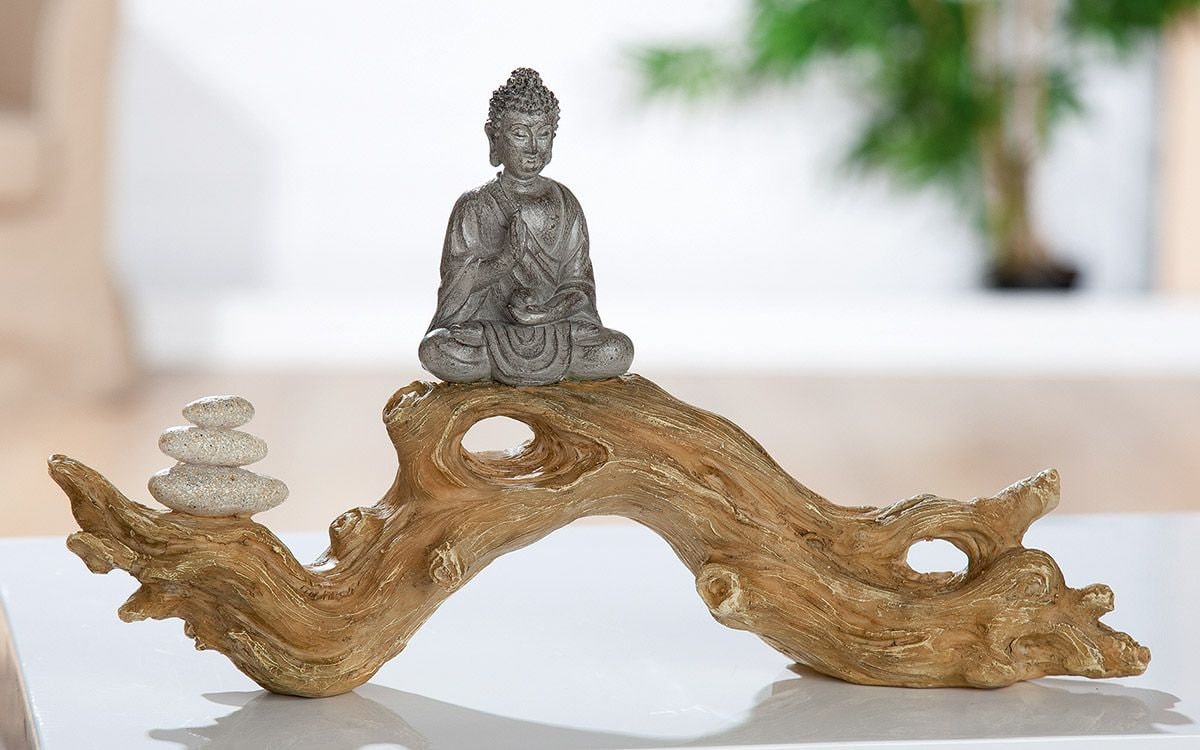 Buddha Figur betend auf Baumstamm Meditation 32 cm breit Dekofigur