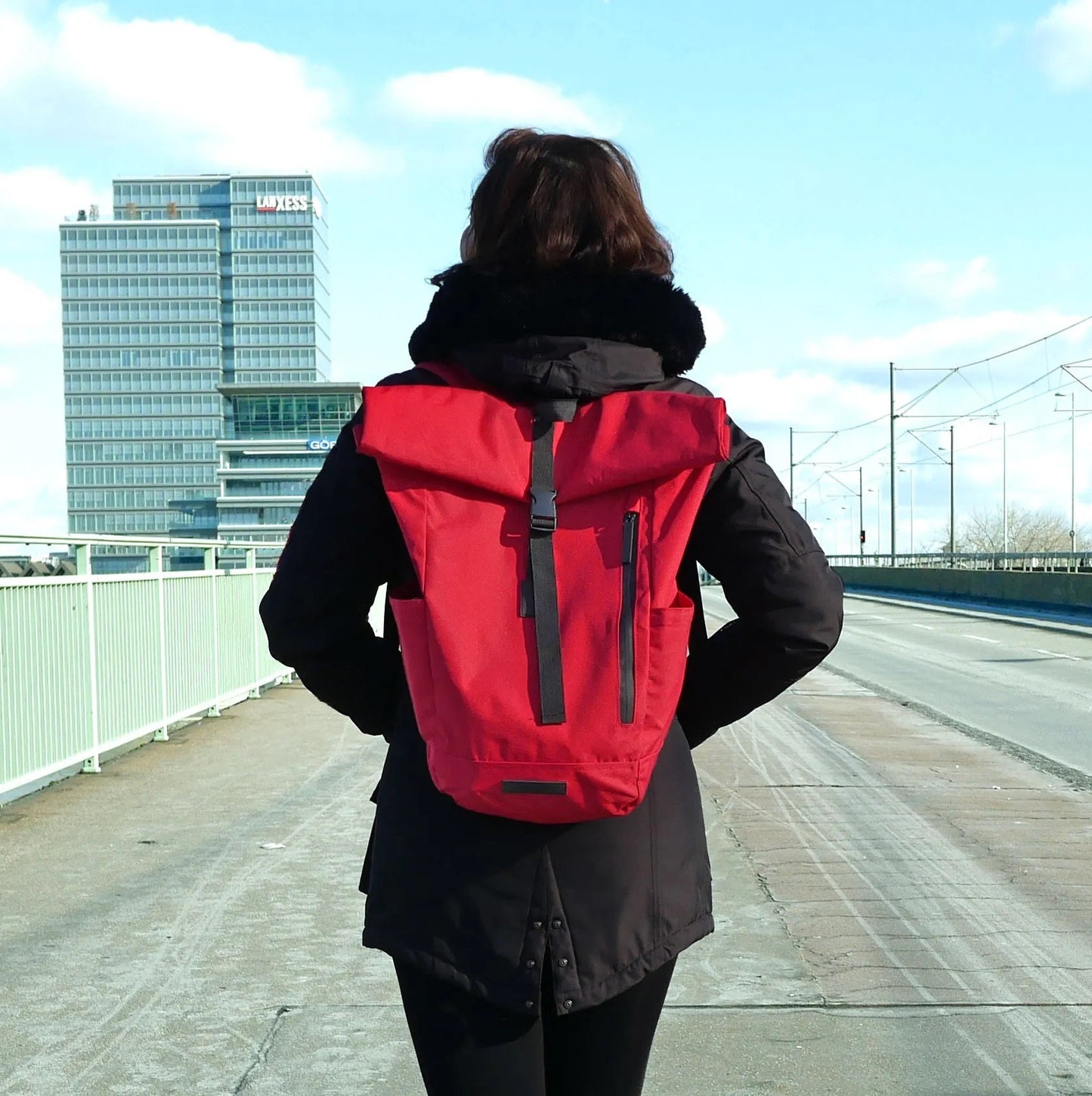 ULTRA LEICHT Rolltop Eco Rucksack Damen & Herren, wasserabweisend, aus recycelten PET Flaschen, rot von Bomence