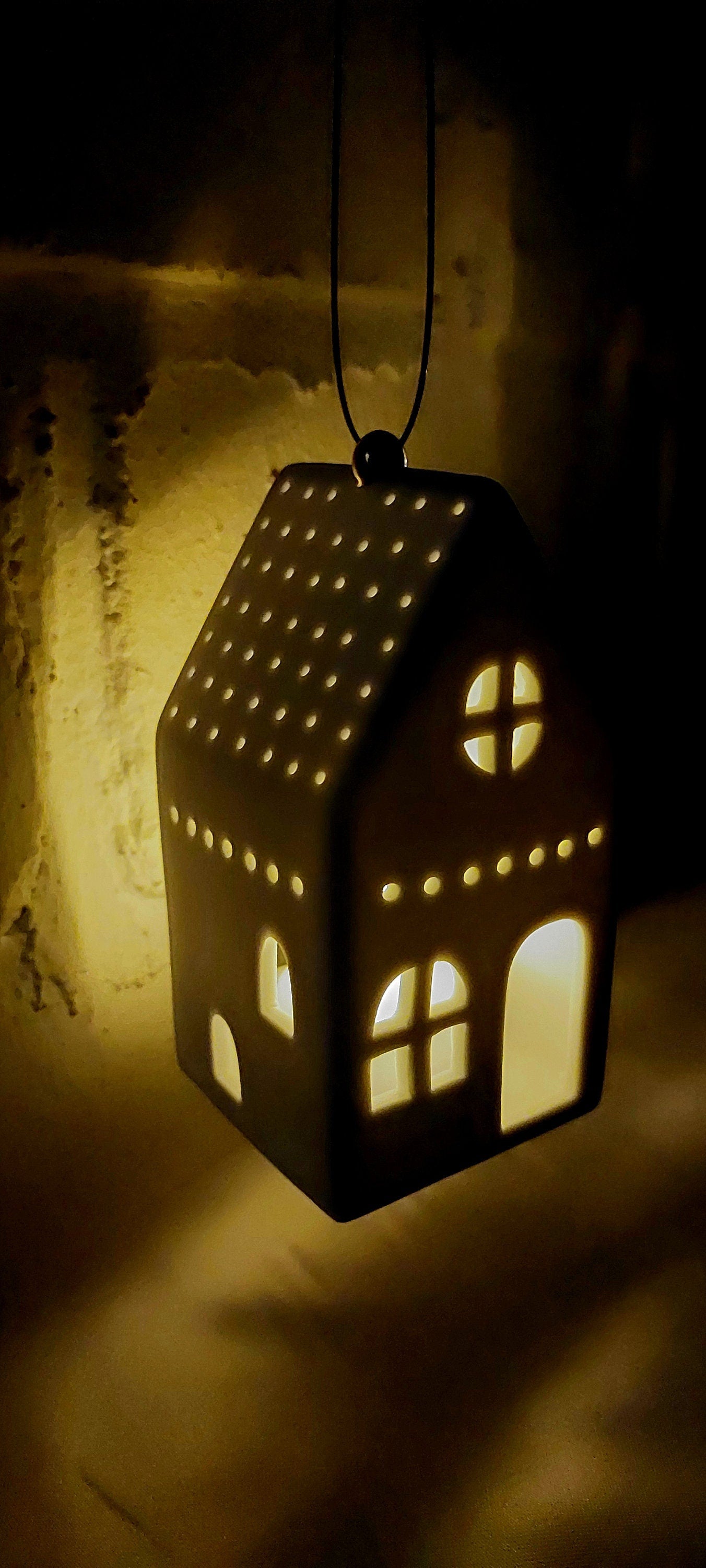 Lichthaus ECKIG  aus weißem Porzellan handgemacht sorgt für wohnliche Akzente..., Teelicht, Kerzenhalter
