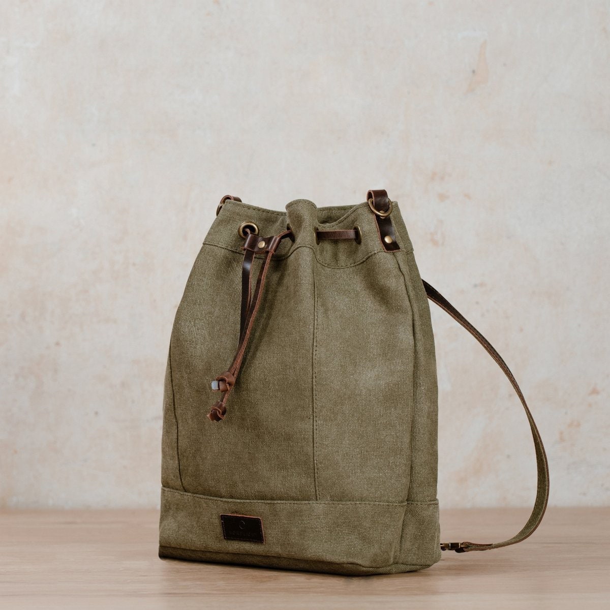 NORDLICHT Beuteltasche JANNA Tasche aus Segeltuch 2 in 1 Rucksack und Umhängetasche grün