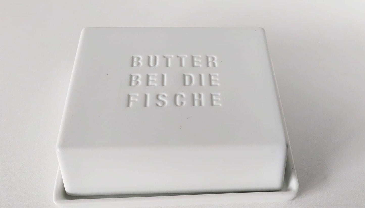 Butterdose aus Porzellan  und Schrift " Butter bei die Fische  "