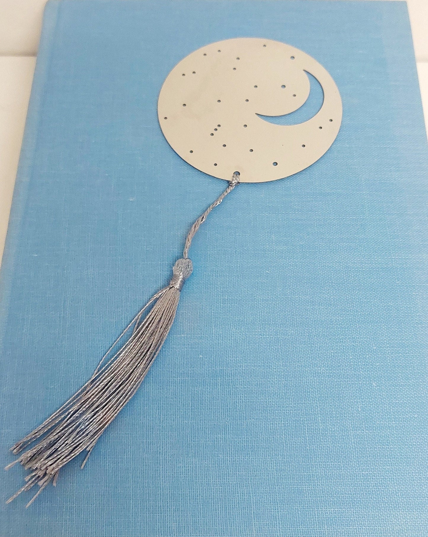 Mondnacht Lesezeichen "Mondsichel" aus Metall, silber matt mit Ausstanzungen Ø 7 cm