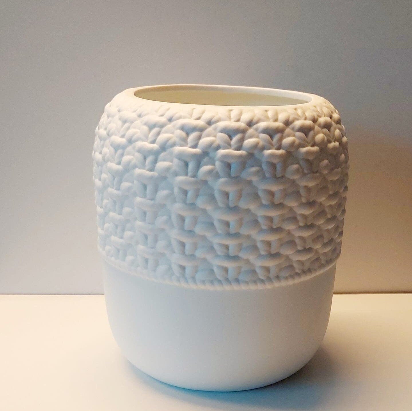 STRICK-Vase GEERDET aus weißem Porzellan mit Relief und Text von Räder Design