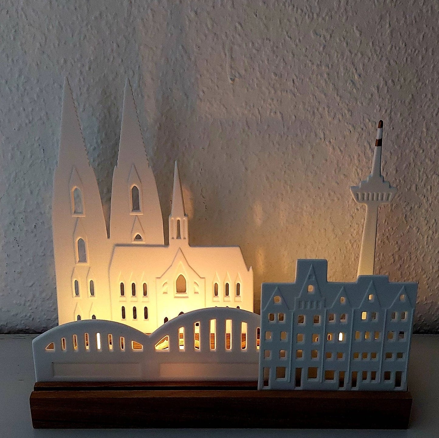 Lichtobjekt KÖLN von RÄDER aus weißem Porzellan mit Goldglasur und Akazienholz-Halter, handgefertigt, Teelicht, Kerzenhalter