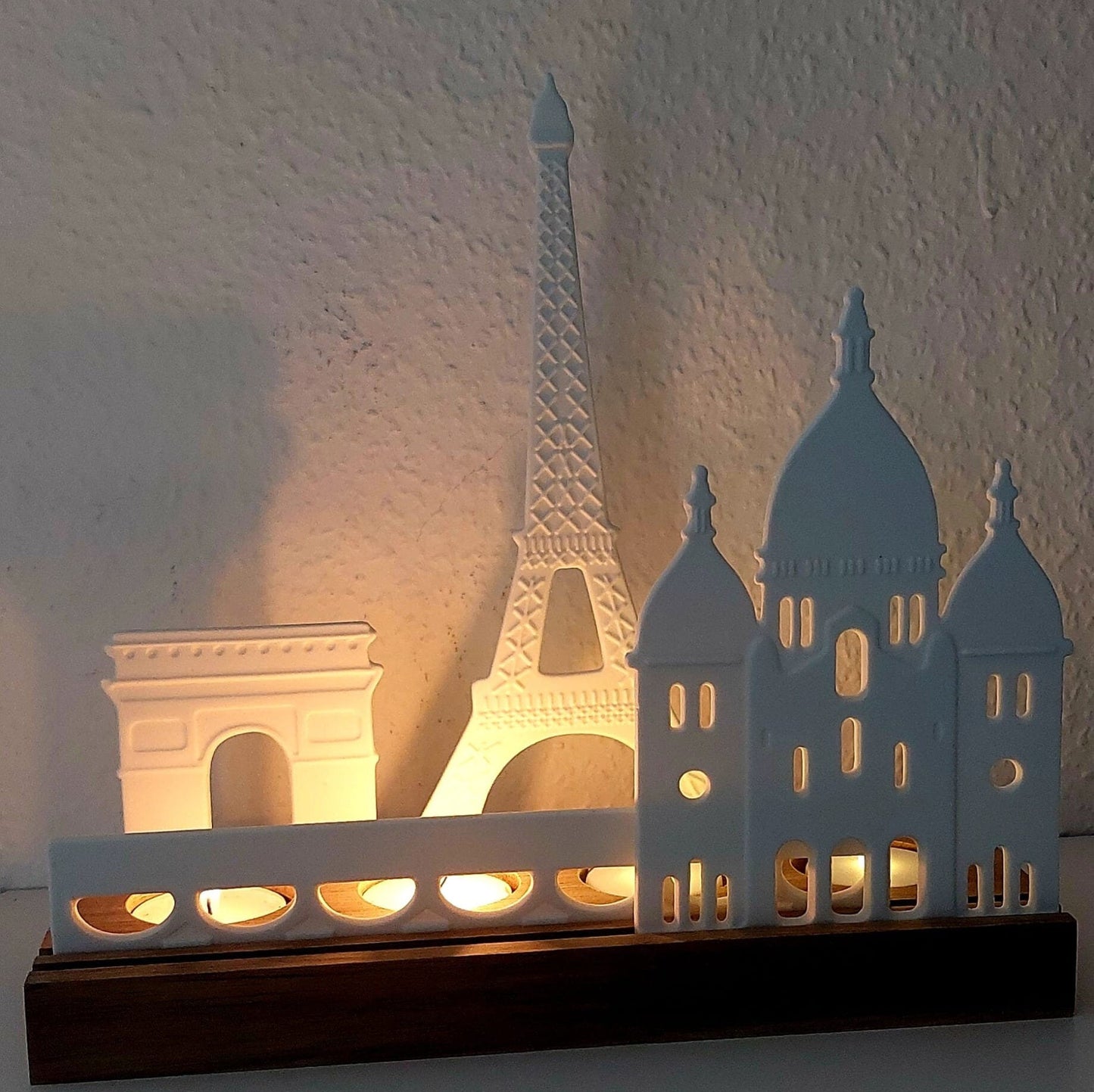 Lichtobjekt PARIS von RÄDER aus weißem Porzellan und Akazienholz, handgearbeitet, Teelicht, Kerzenhalter