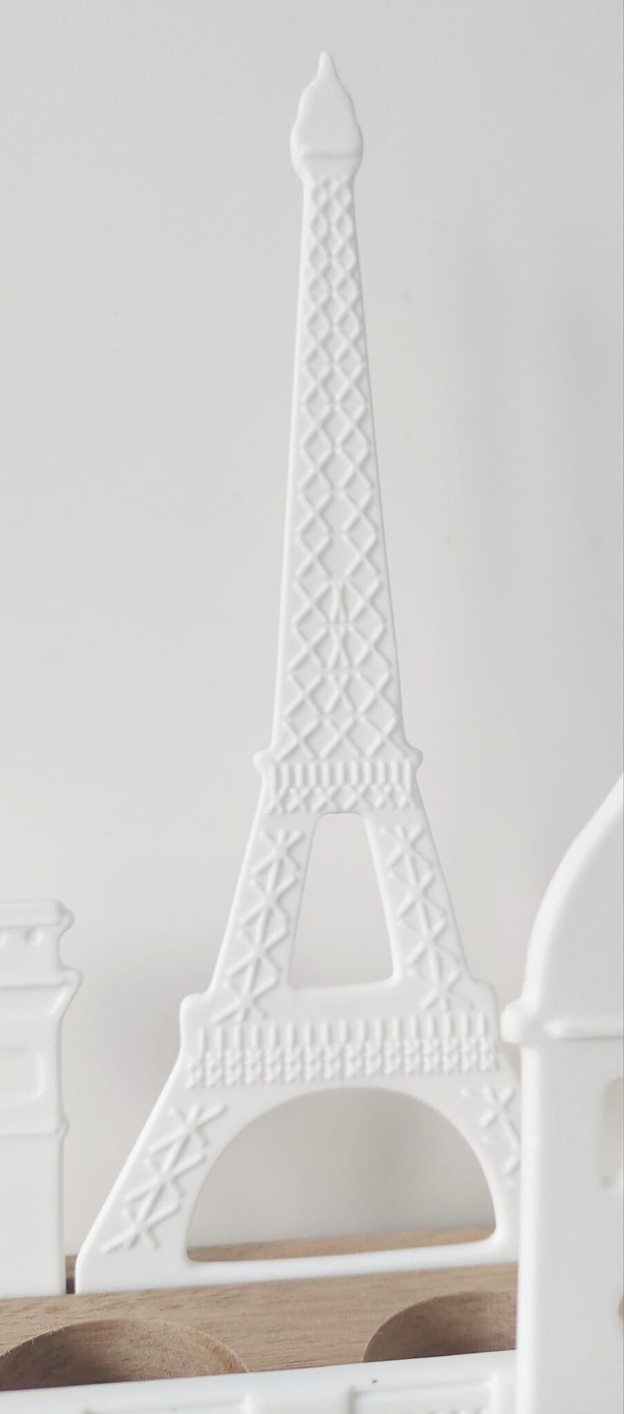 Lichtobjekt PARIS von RÄDER aus weißem Porzellan und Akazienholz, handgearbeitet, Teelicht, Kerzenhalter