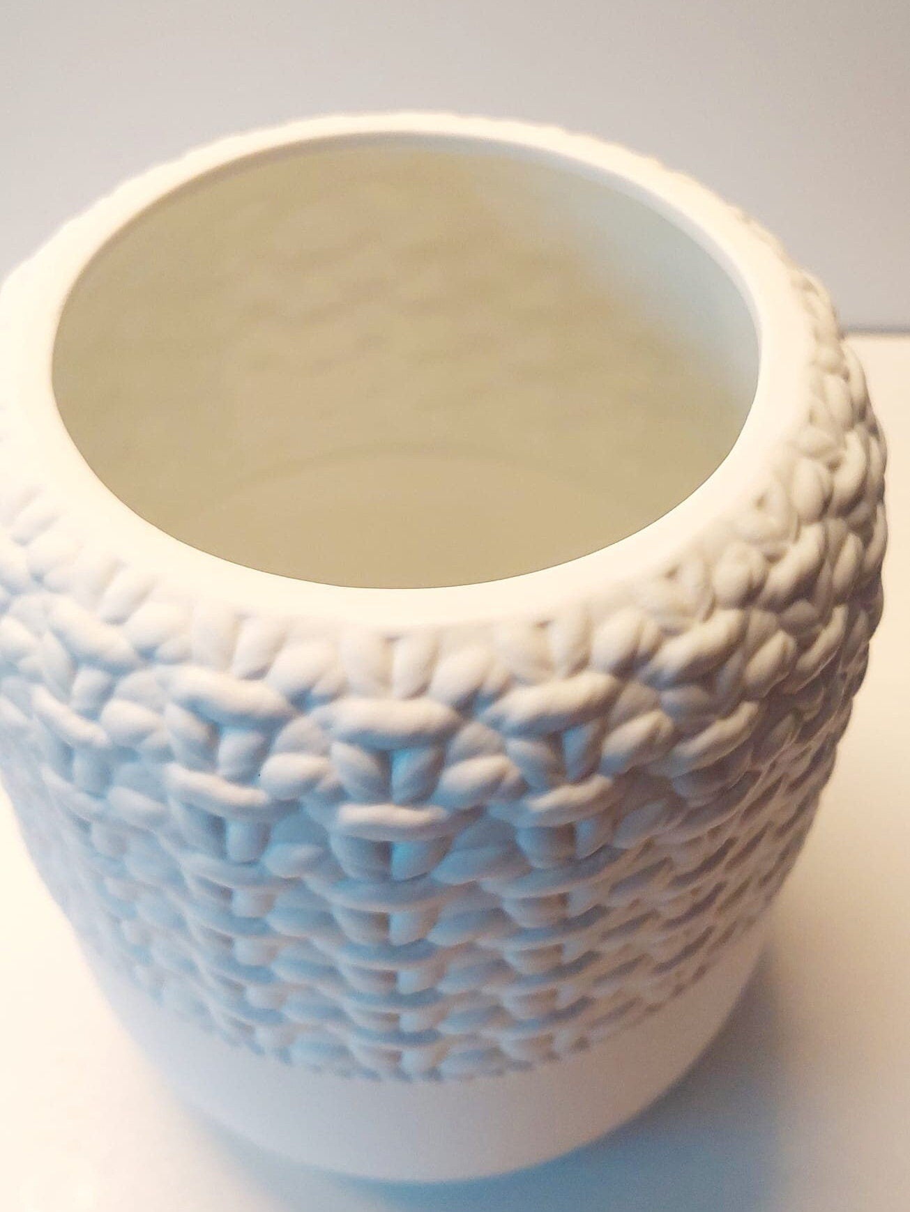 STRICK-Vase GEERDET aus weißem Porzellan mit Relief und Text von Räder Design