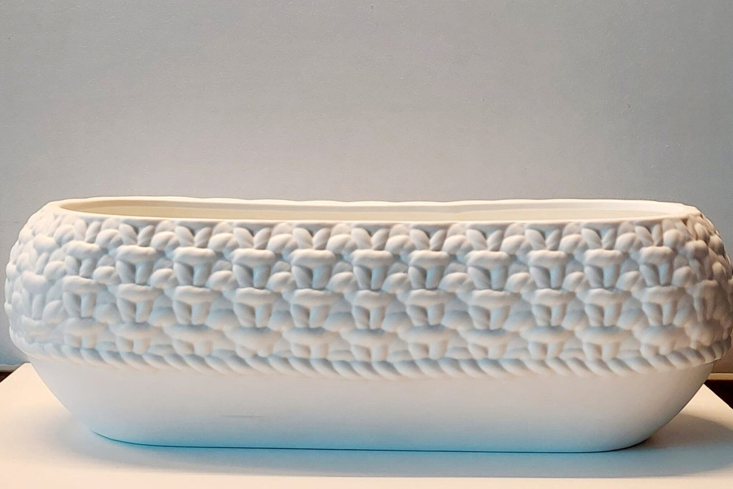 STRICK-Schale, Gefäß aus weißem Porzellan mit Relief von Räder Design