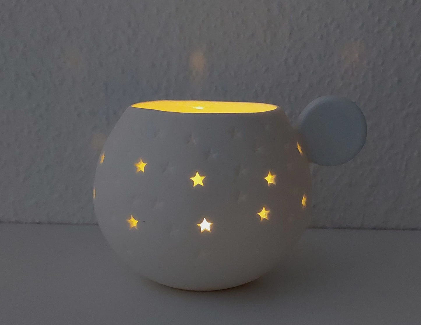 Lichttasse STERNE von RÄDER aus mattem, weißen Porzellan mit Lochmuster, Teelicht, Kerzenhalter, Windlicht, Tasse, Weihnachten