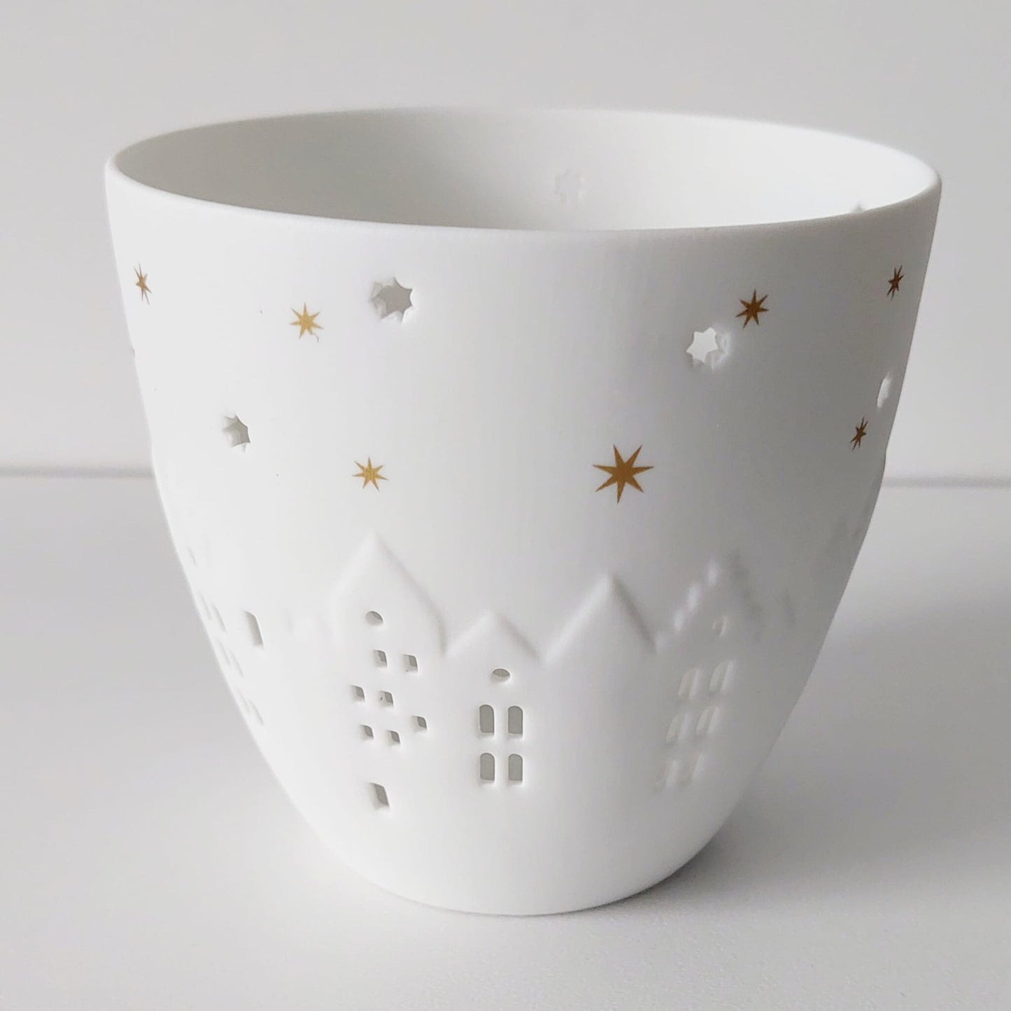 Poesielicht / Weihnachtslicht HÄUSER von RÄDER aus weißem, matten Porzellan mit Lochmuster, Relief und Decal